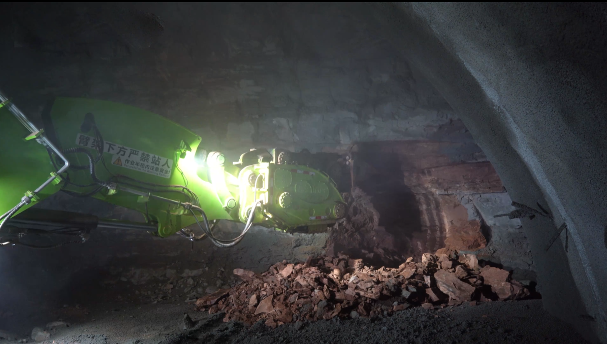 公路隧道施工纪实（掘进机+拱架）